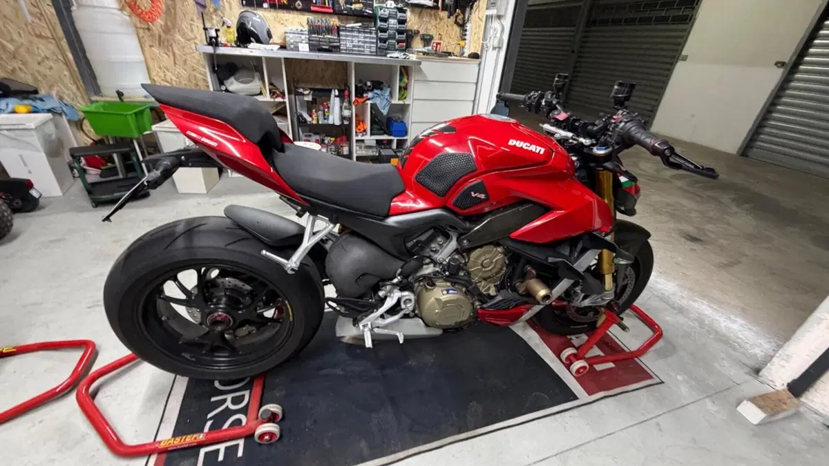 Ducati Streetfighter V4 1100 S (2021 - 22)  (2)