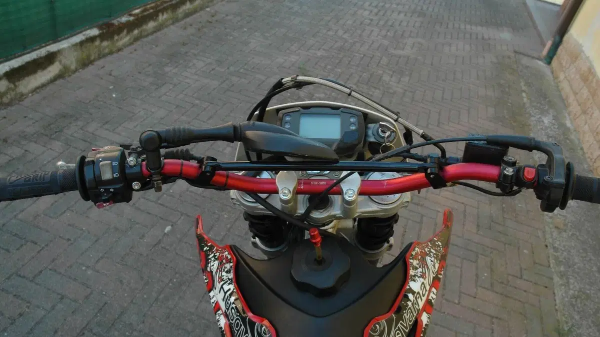 Husqvarna SM 125 (2010 - 12)  (7)