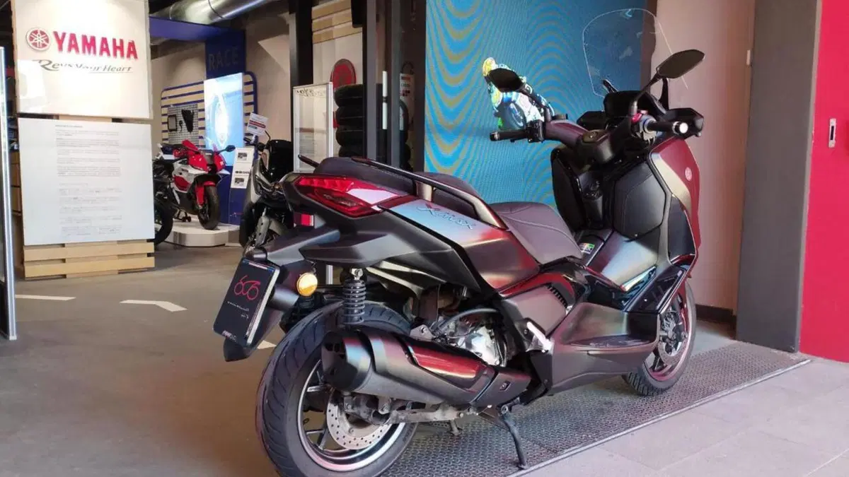 Yamaha X-Max 300 Tech Max (2025 - 26)  (3)