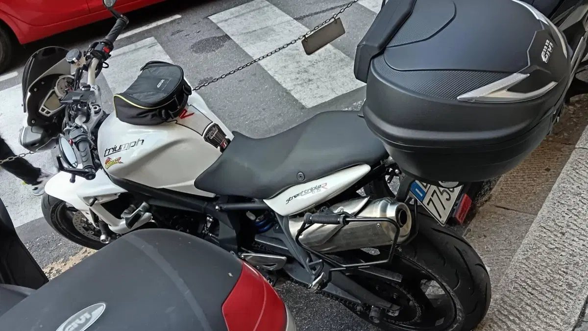 Triumph Street Triple R (2009 - 12)  (2)