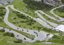 Passi chiusi alle manifestazioni motoristiche, ok, ma che c’entrano i tour organizzati?