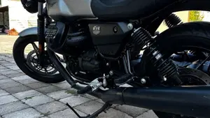 Moto Guzzi V7 Stone (2021 - 24)  (9)
