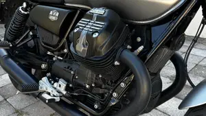 Moto Guzzi V7 Stone (2021 - 24)  (13)