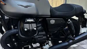 Moto Guzzi V7 Stone (2021 - 24)  (15)