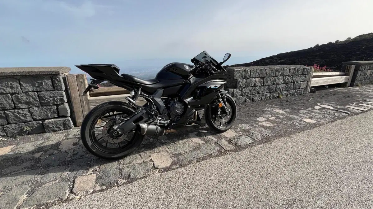 Yamaha YZF R7 (2021 - 25)  (2)