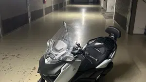 Yamaha X-Max 300 Tech Max (2025 - 26)  (2)