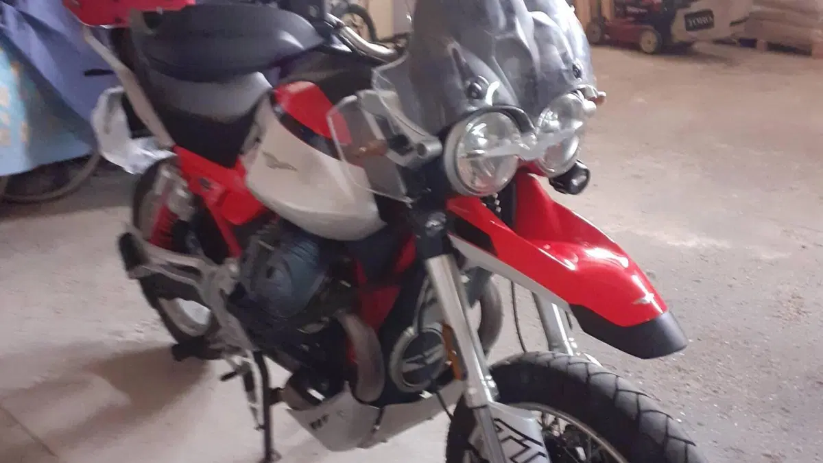 Moto Guzzi V85 TT (2024 - 26)  (2)