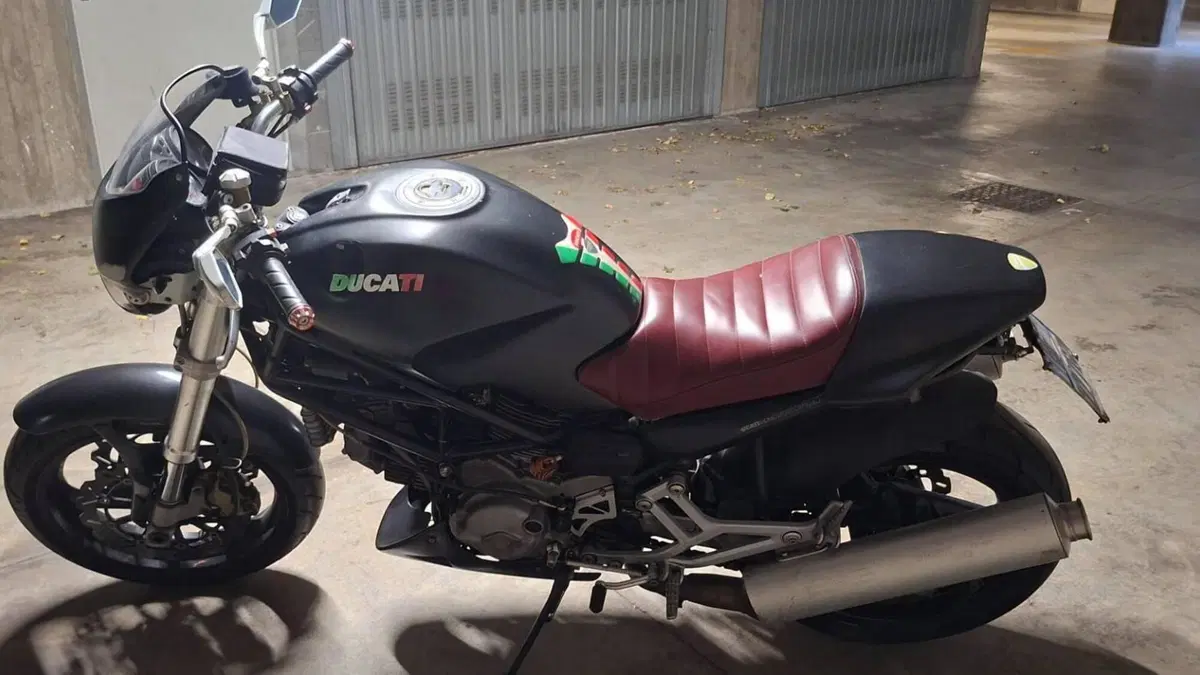 Ducati Monster 900 City Dark I.E. (1999 - 02)  (2)