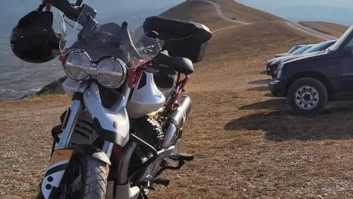 Moto Guzzi V85 TT Evocative Graphics (2021 - 23)  (3)
