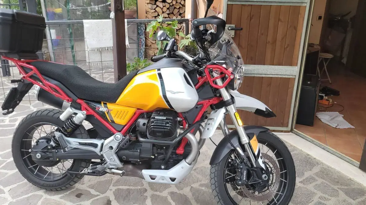 Moto Guzzi V85 TT Evocative Graphics (2021 - 23)  (4)
