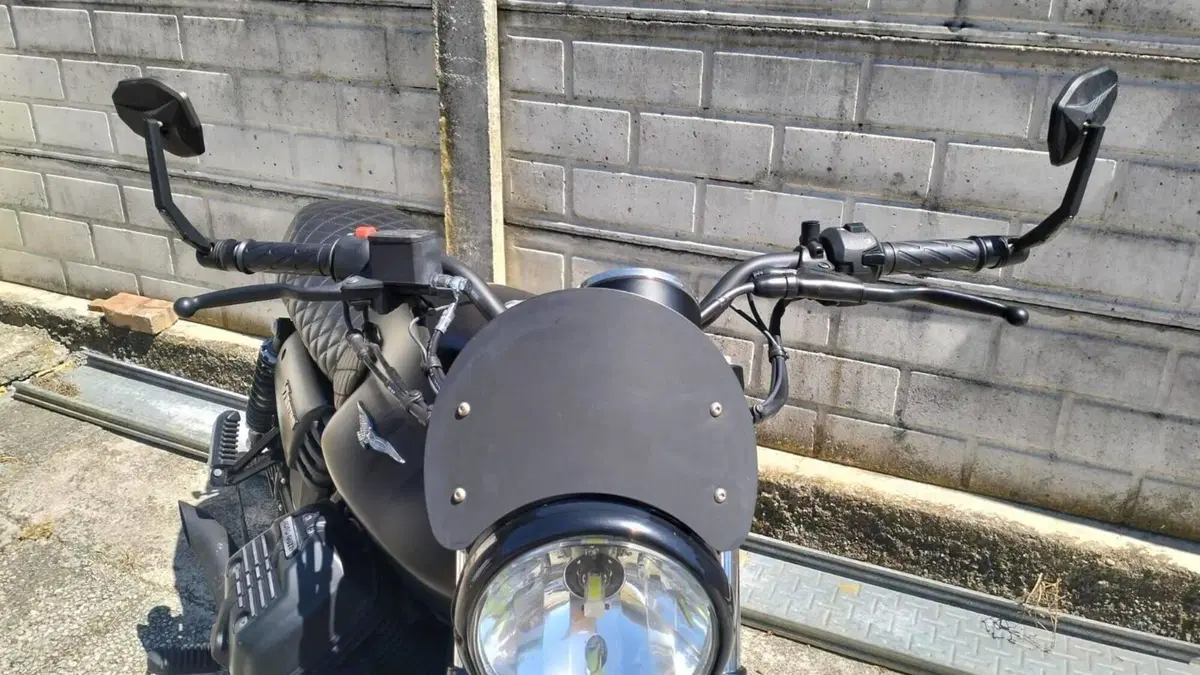 Moto Guzzi V7 III Stone (2017 - 20)  (5)