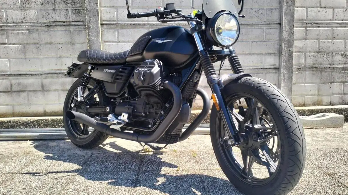 Moto Guzzi V7 III Stone (2017 - 20)  (3)