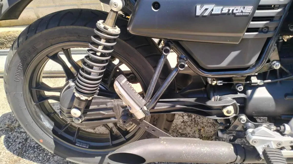 Moto Guzzi V7 III Stone (2017 - 20)  (6)