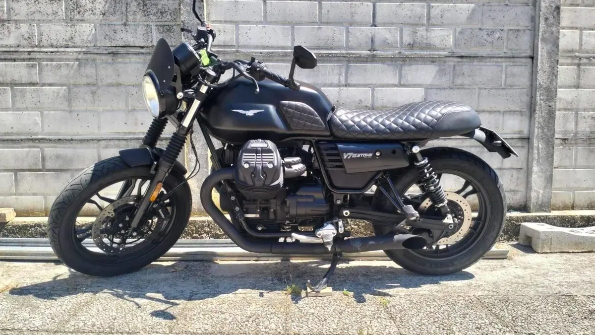 Moto Guzzi V7 III Stone (2017 - 20)  (2)
