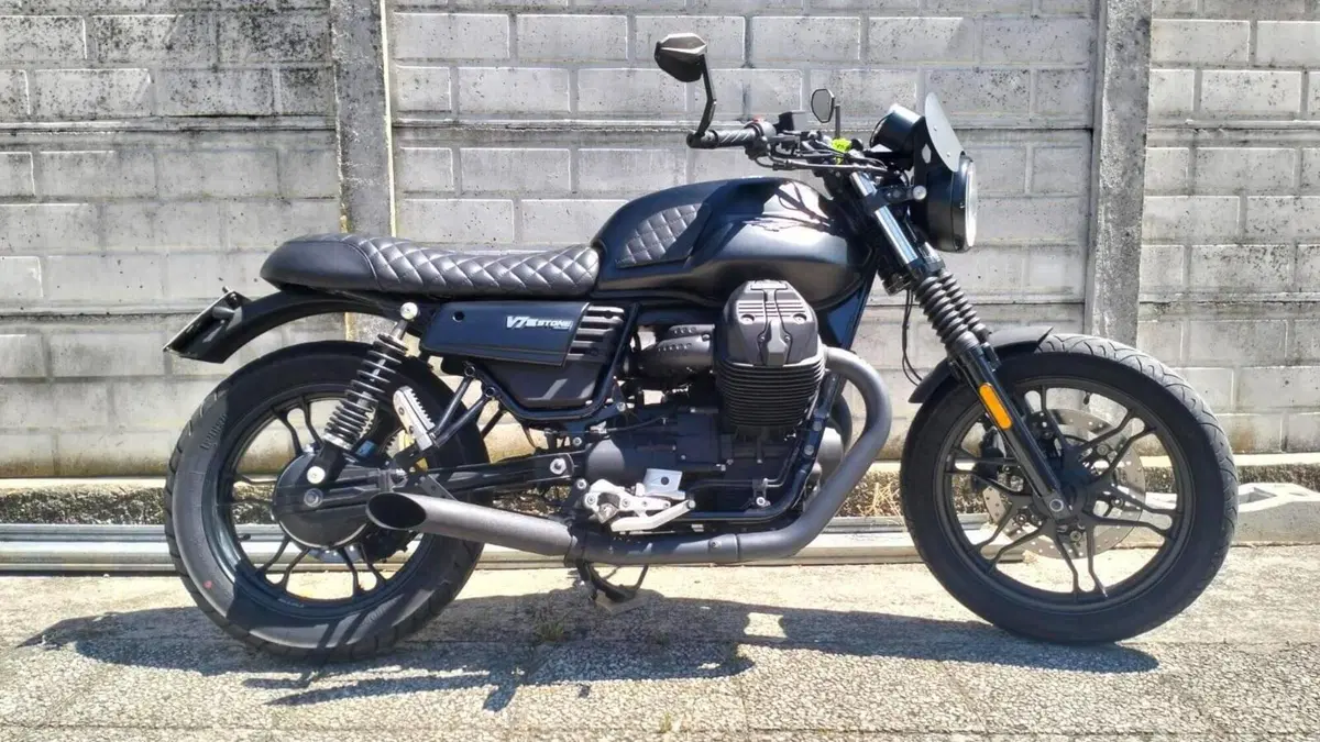 Moto Guzzi V7 III Stone (2017 - 20) 
