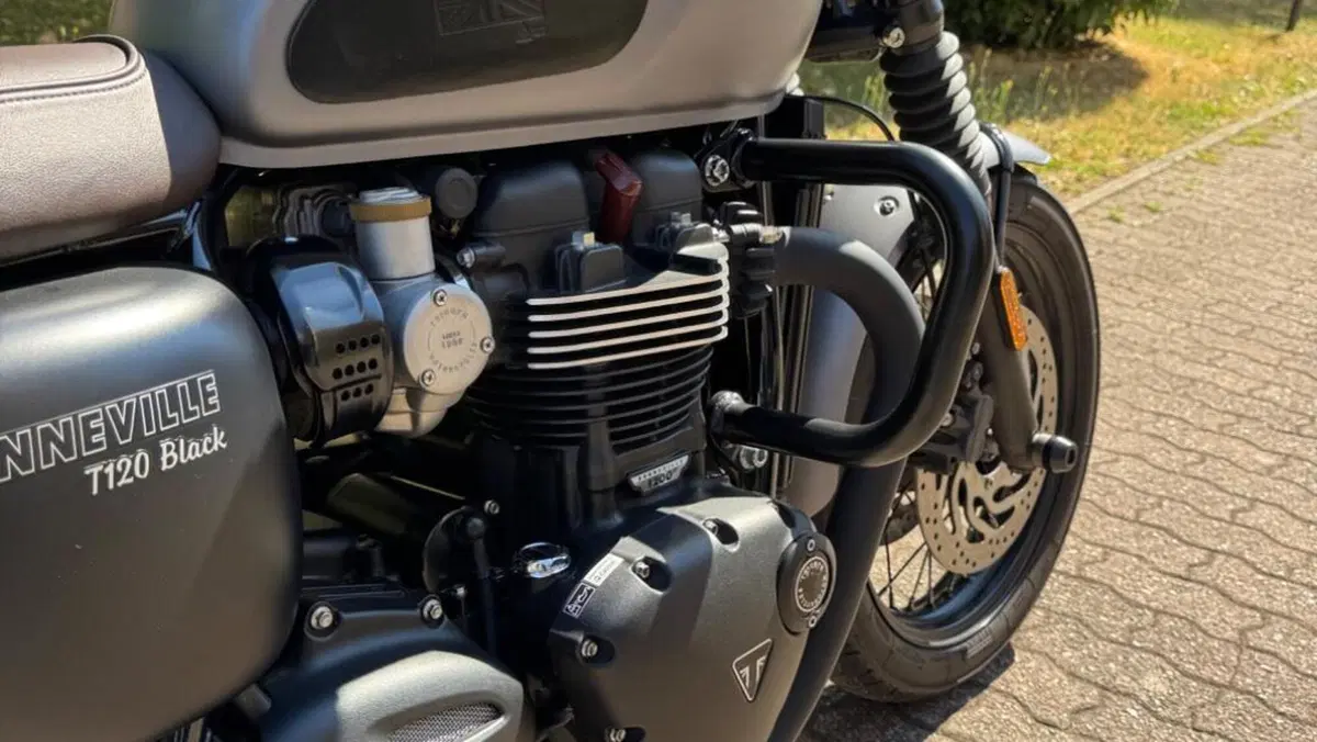 Triumph Bonneville T120 Black (2017 - 20)  (5)