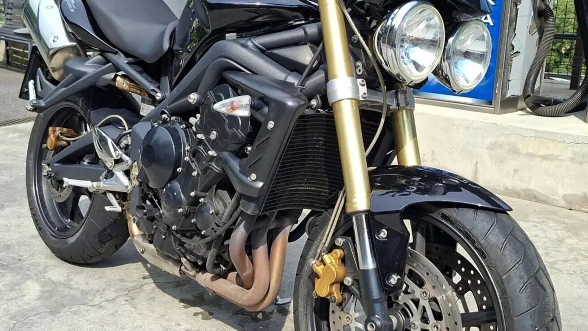 Triumph Street Triple (2007 - 12)  (2)