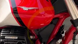 Moto Guzzi V85 TT (2021 - 23)  (4)