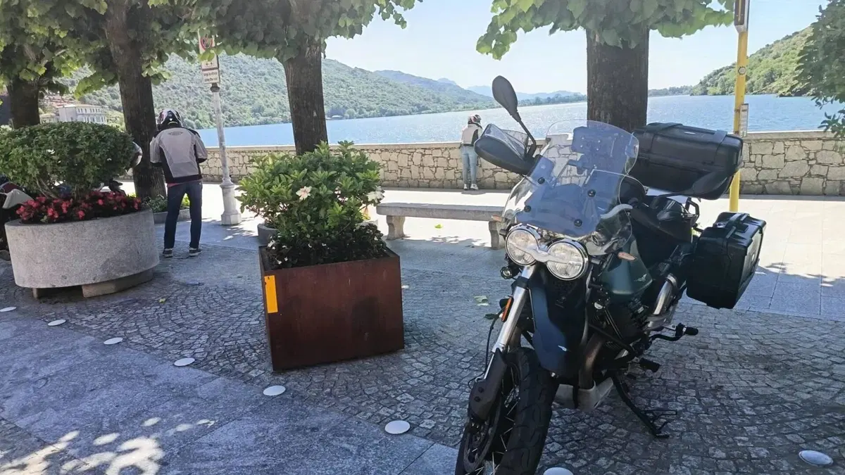 Moto Guzzi V85 TT (2021 - 23)  (2)