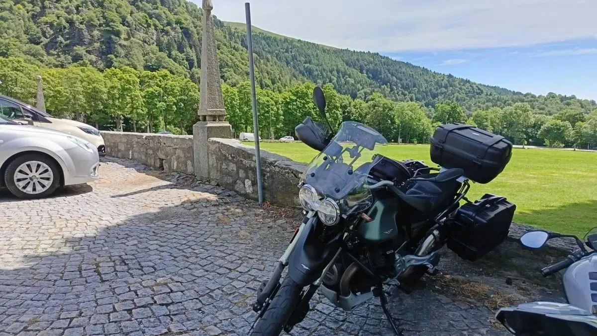 Moto Guzzi V85 TT (2021 - 23)  (3)