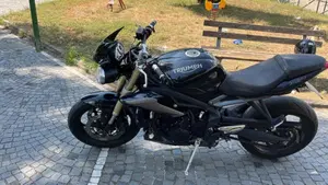 Triumph Street Triple (2013)  (4)
