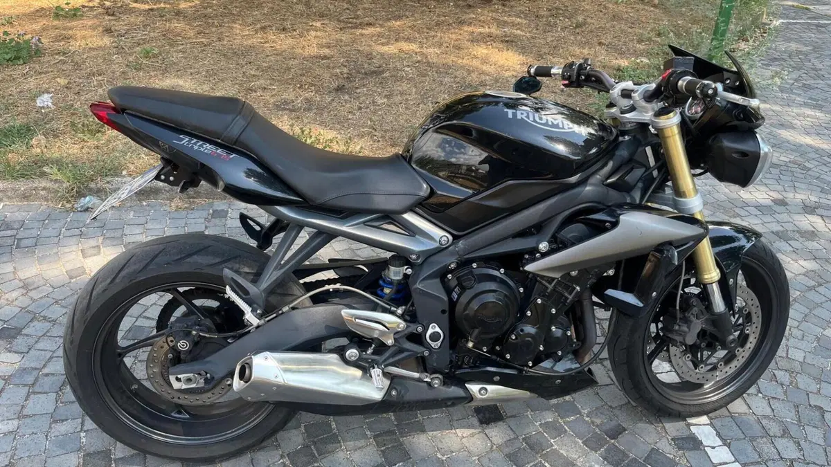Triumph Street Triple (2013)  (8)