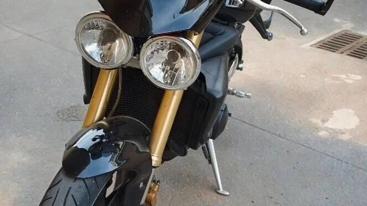 Triumph Street Triple (2007 - 12)  (2)
