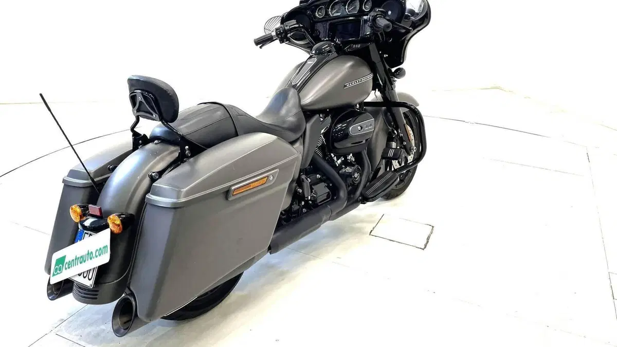 Harley-Davidson 114 Street Glide (2017)  (18)
