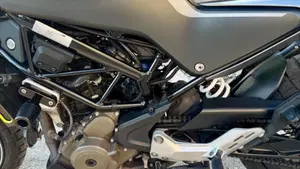 Husqvarna Svartpilen 401 (2020)  (4)
