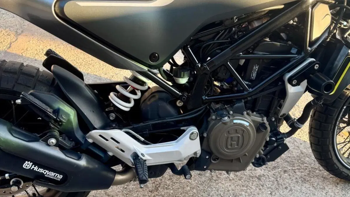 Husqvarna Svartpilen 401 (2020)  (8)