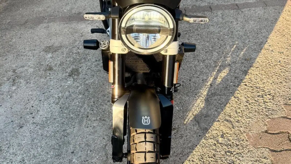 Husqvarna Svartpilen 401 (2020)  (11)
