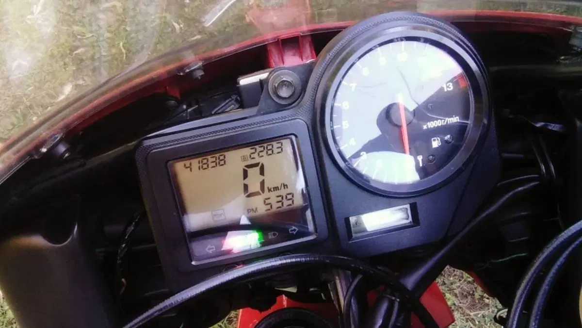 Honda CBR 900 RR Fireblade (2000 - 01)  (4)