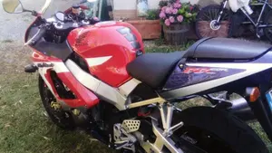 Honda CBR 900 RR Fireblade (2000 - 01)  (5)