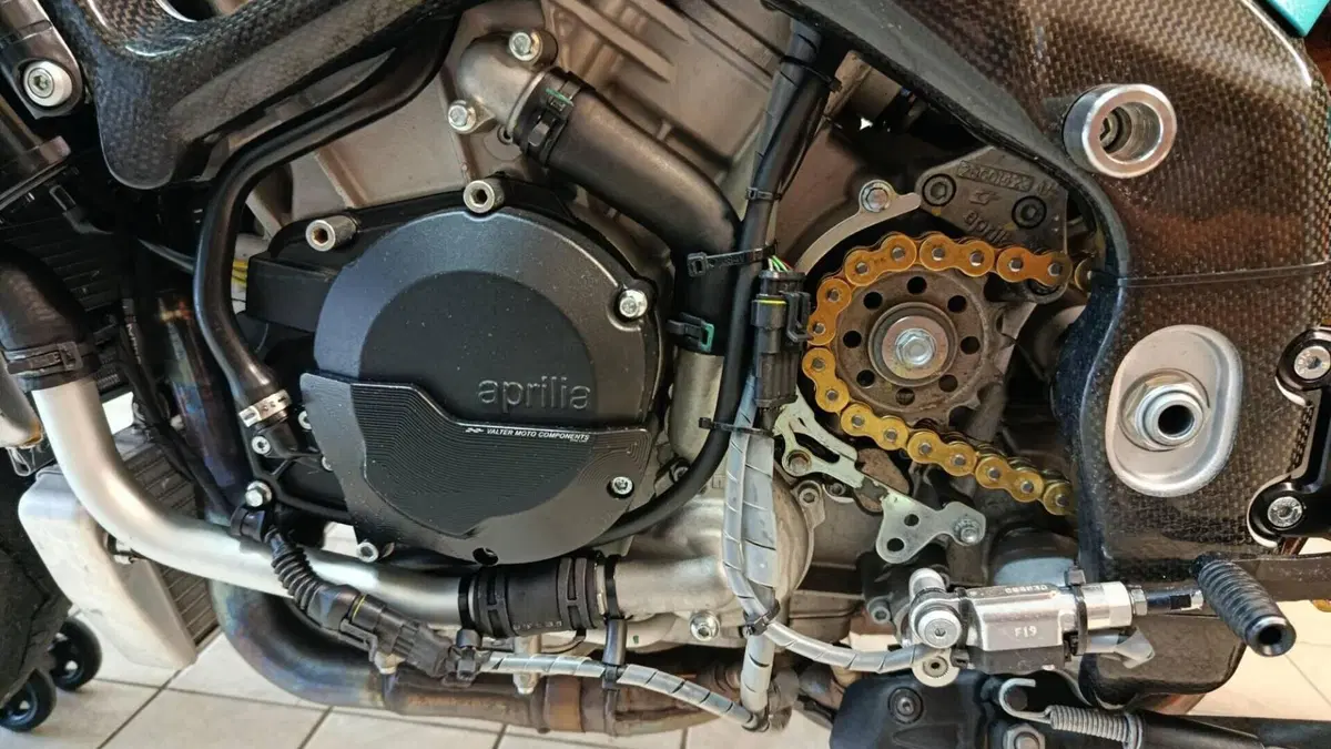 Aprilia Tuono V4 Factory (2015 - 17)  (3)
