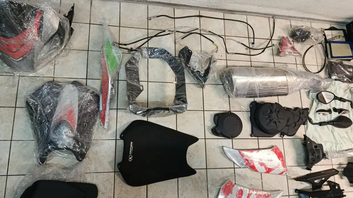 Aprilia Tuono V4 Factory (2015 - 17)  (4)