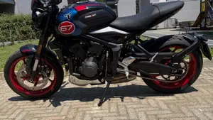 Triumph Trident 660 Triple Tribute Edition (2025 - 26)  (2)
