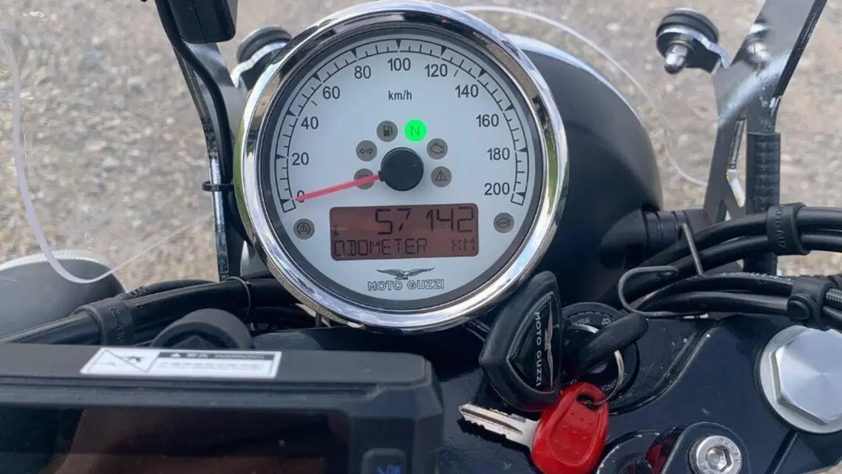 Moto Guzzi V9 Roamer (2016 - 18)  (2)