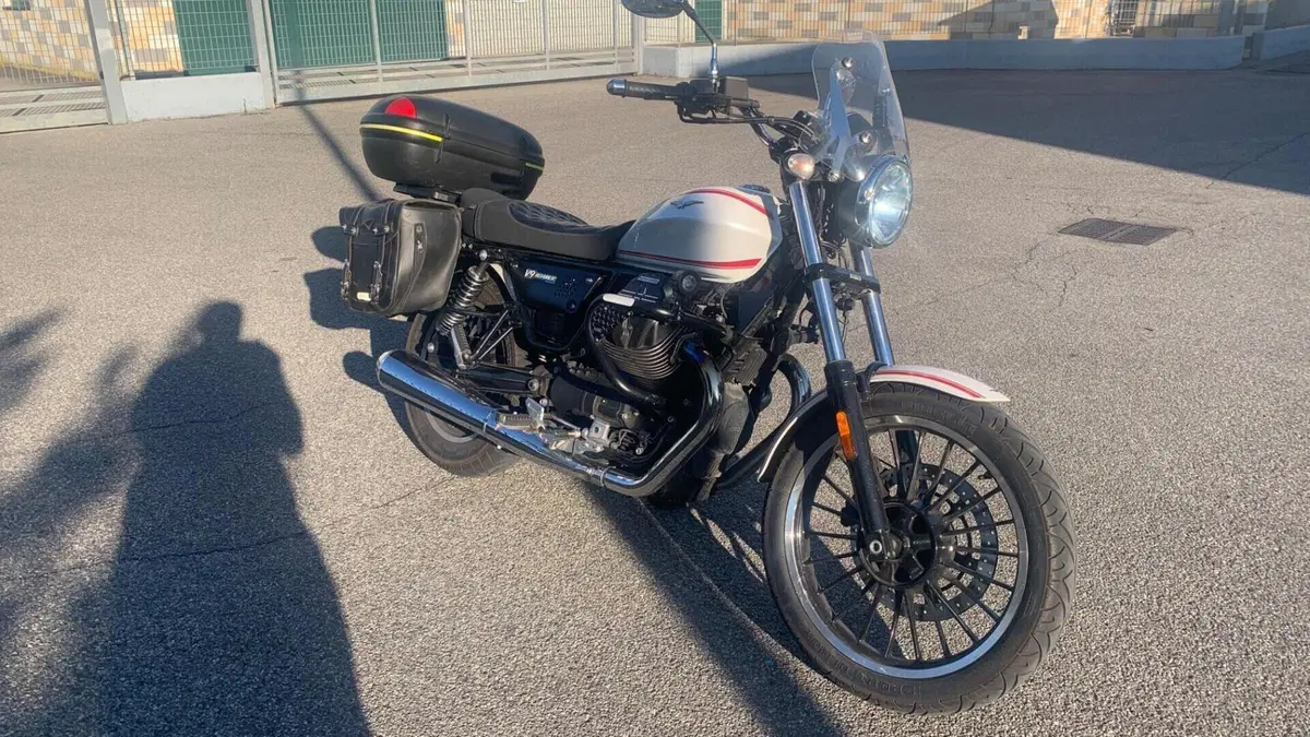 Moto Guzzi V9 Roamer (2016 - 18)  (19)