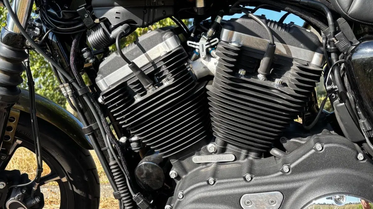 Harley-Davidson 883 Iron (2014 - 16) - XL 883N  (6)