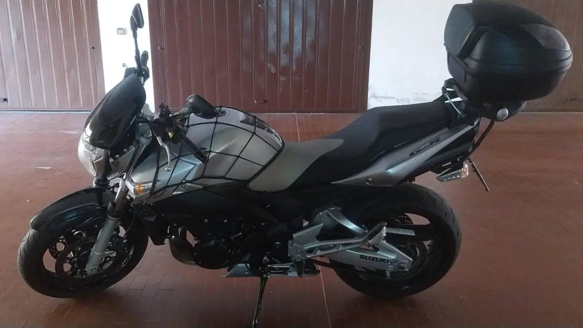 Suzuki GSR 600 (2006 - 11)  (2)