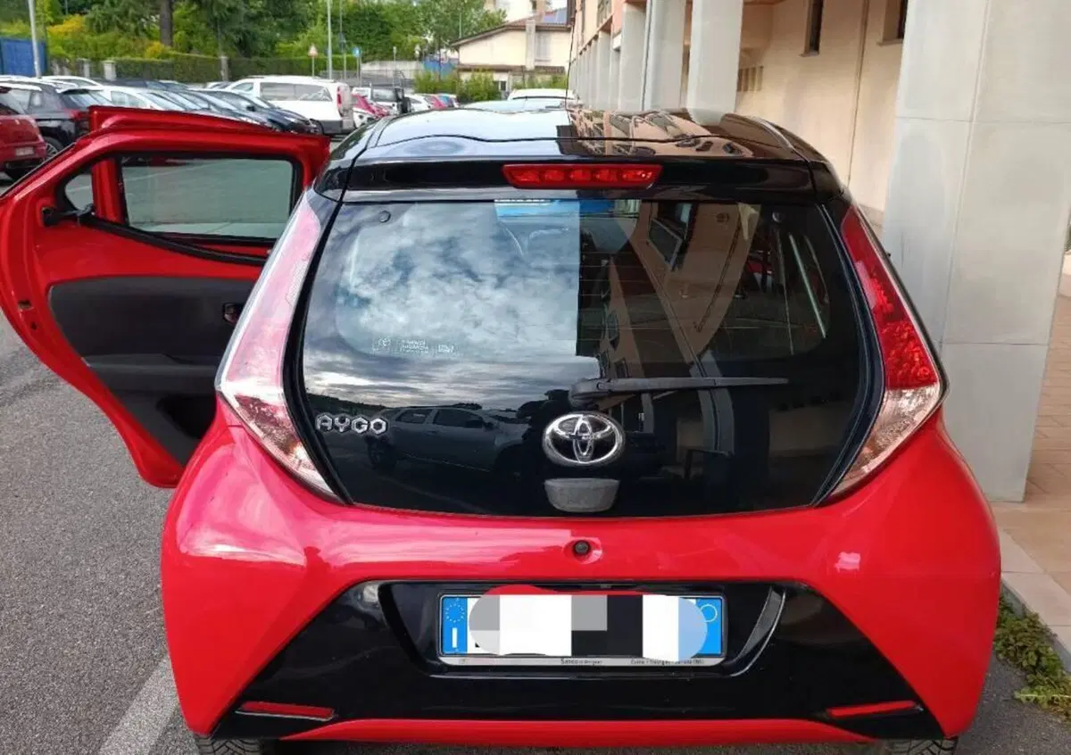 Toyota Aygo 1.0 VVT-i 69 CV 5 porte x-cite MMT (2)