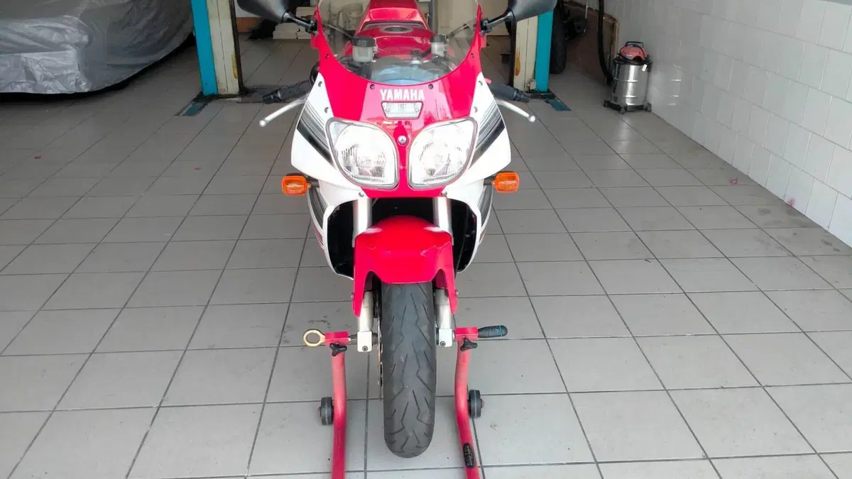 Yamaha YZF 750 R  (2)