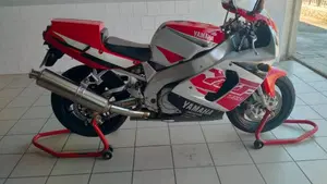 Yamaha YZF 750 R  (3)