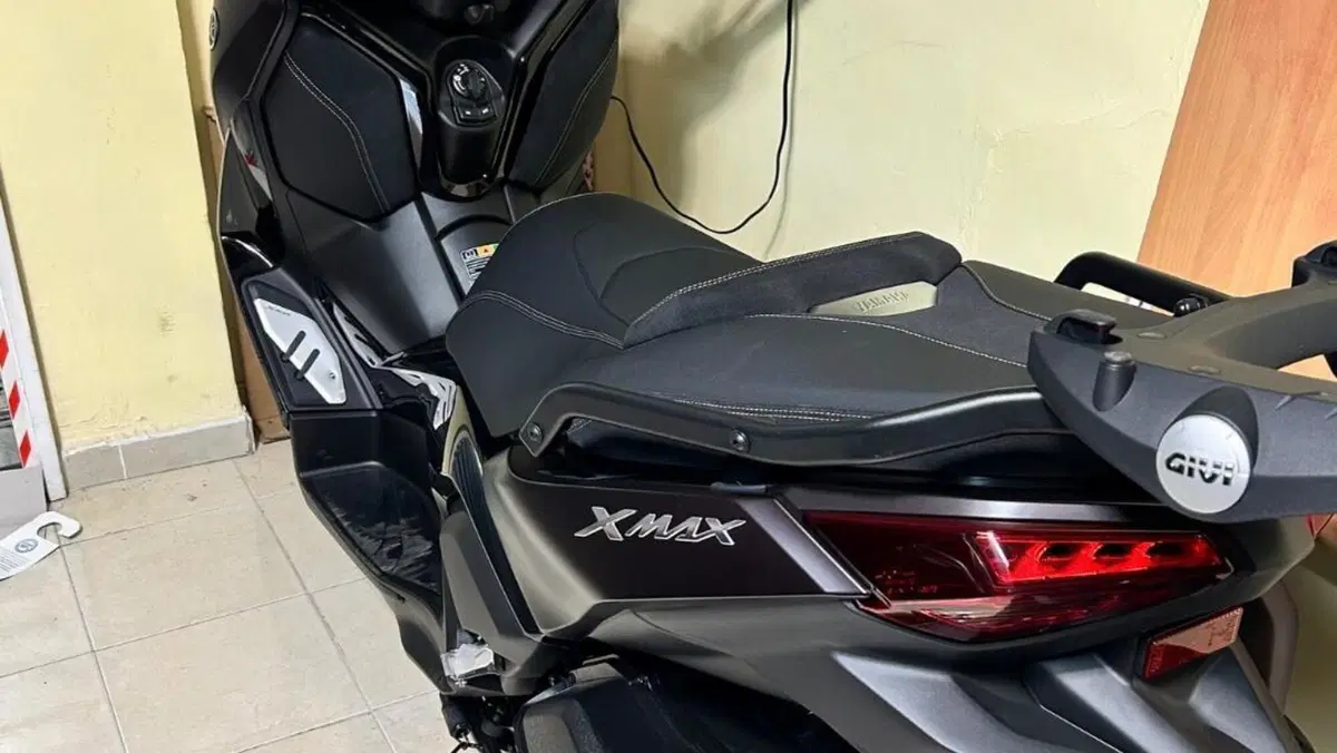 Yamaha X-Max 300 Tech Max (2021 - 24)  (2)