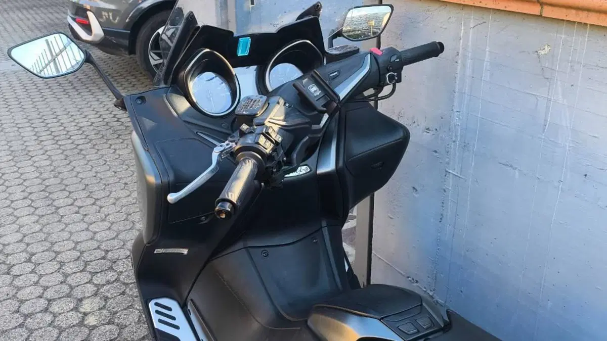Yamaha T-Max 560 Tech Max (2020)  (2)