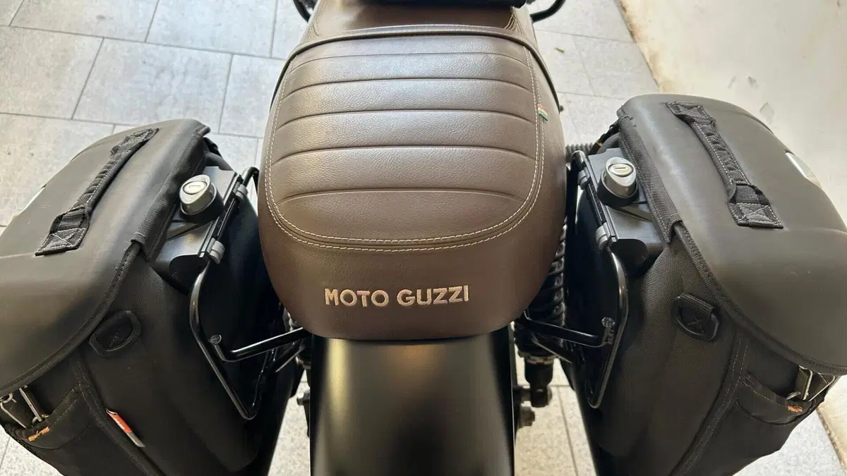 Moto Guzzi V7 III Stone (2017 - 20)  (4)