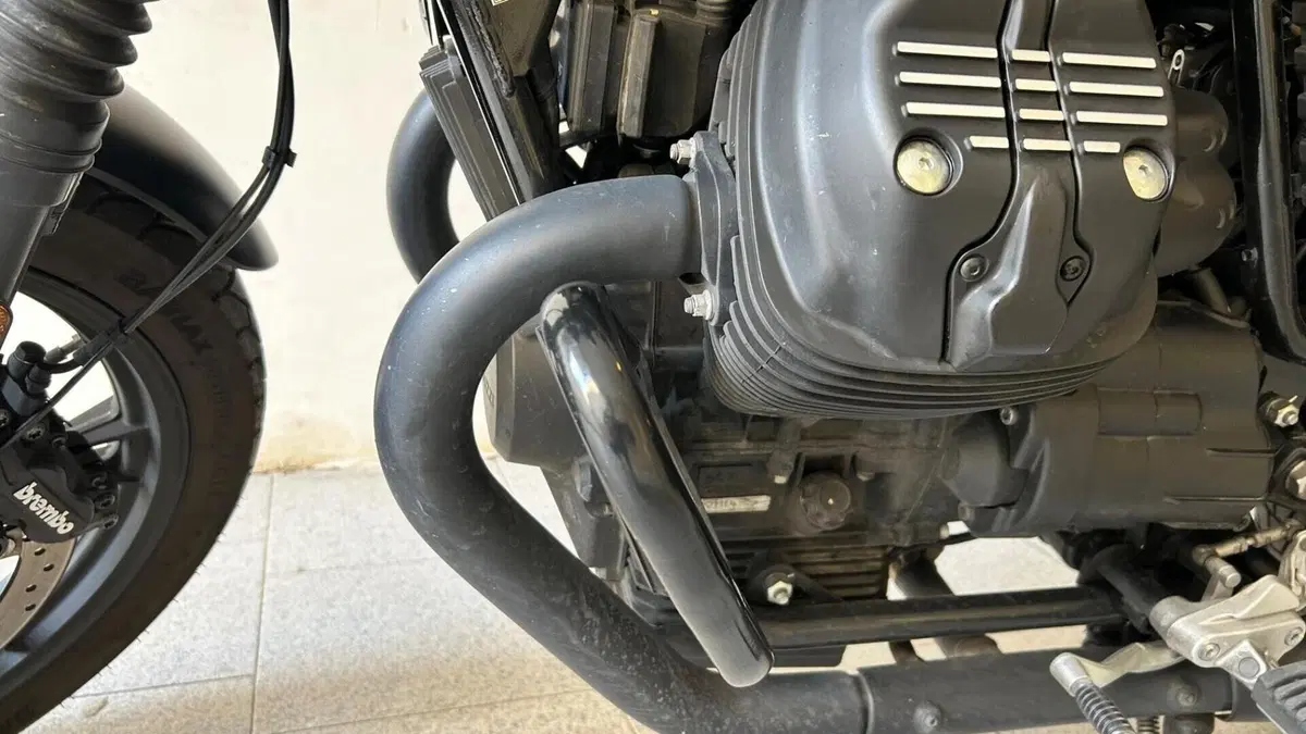 Moto Guzzi V7 III Stone (2017 - 20)  (7)