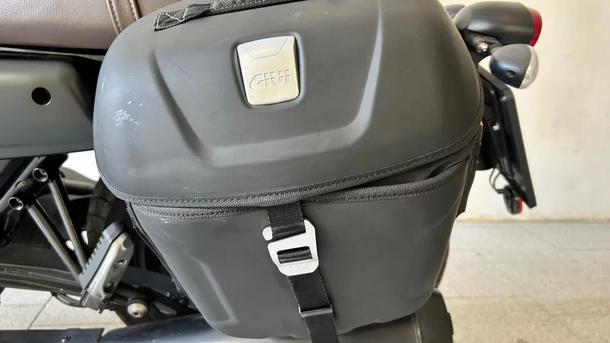 Moto Guzzi V7 III Stone (2017 - 20)  (8)