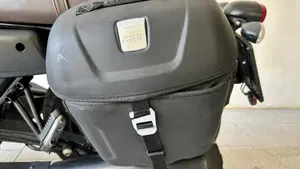 Moto Guzzi V7 III Stone (2017 - 20)  (8)
