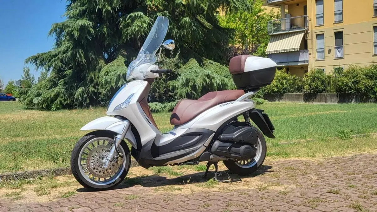 Piaggio Beverly 300 ABS-ASR (2021 - 25)  (2)